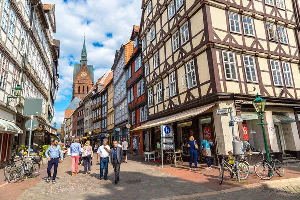 Människor som gick på gamla staden Hannover — Stockfoto