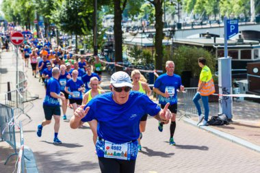 insanlar üzerinde Amsterdam maraton koşmak