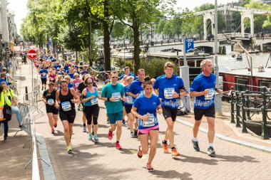 insanlar üzerinde Amsterdam maraton koşmak
