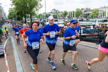 insanlar üzerinde Amsterdam maraton koşmak