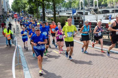 insanlar üzerinde Amsterdam maraton koşmak