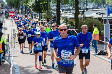 insanlar üzerinde Amsterdam maraton koşmak