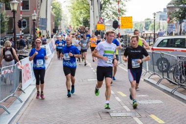 insanlar üzerinde Amsterdam maraton koşmak
