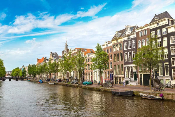 Vista no canal em Amsterdã — Fotografia de Stock