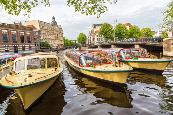 アムステルダムの運河沿いを表示します。 — ストック写真