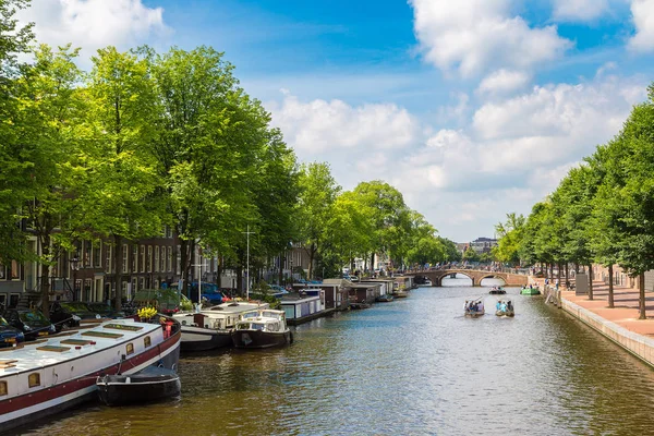 Utsikt over kanalen i Amsterdam – stockfoto