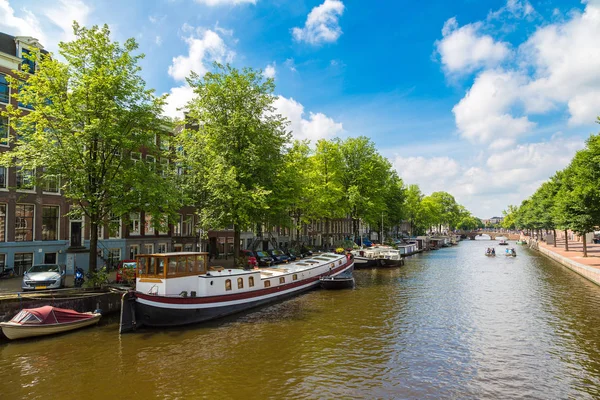 Vista no canal em Amsterdã — Fotografia de Stock