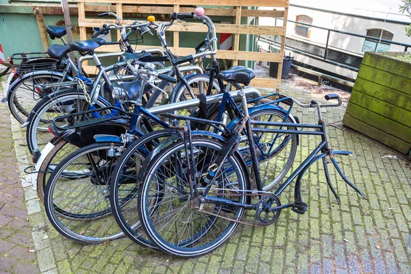 Vecchie biciclette ad Amsterdam — Foto Stock