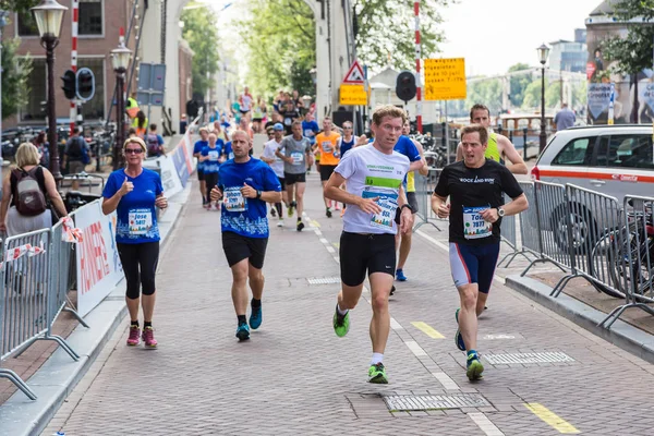 insanlar üzerinde Amsterdam maraton koşmak