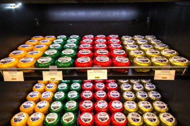 Amsterdam deposunda peynir tekerlekler