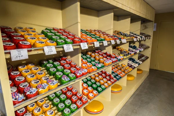 Сырные колеса в магазине Амстердама — стоковое фото