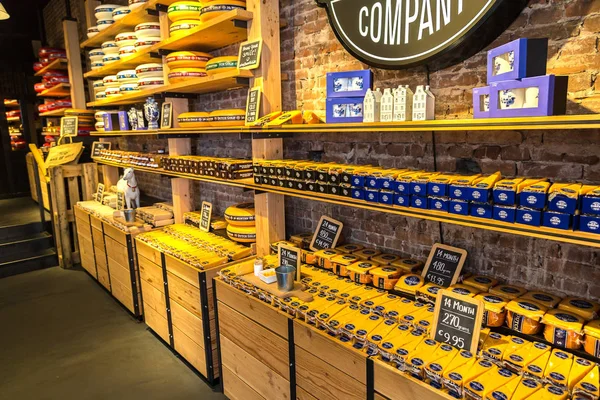 Amsterdam deposunda peynir tekerlekler