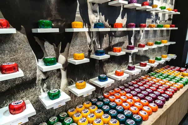 Колеса сиру в Амстердамі магазин — стокове фото
