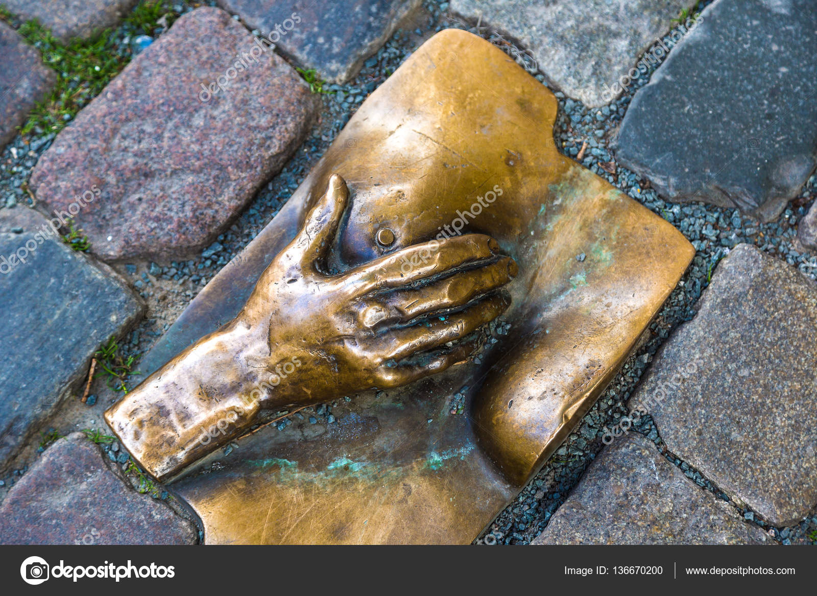 zhenskaya-grud-v-eroticheskoy-skulpture-devku-spalili-v-internete