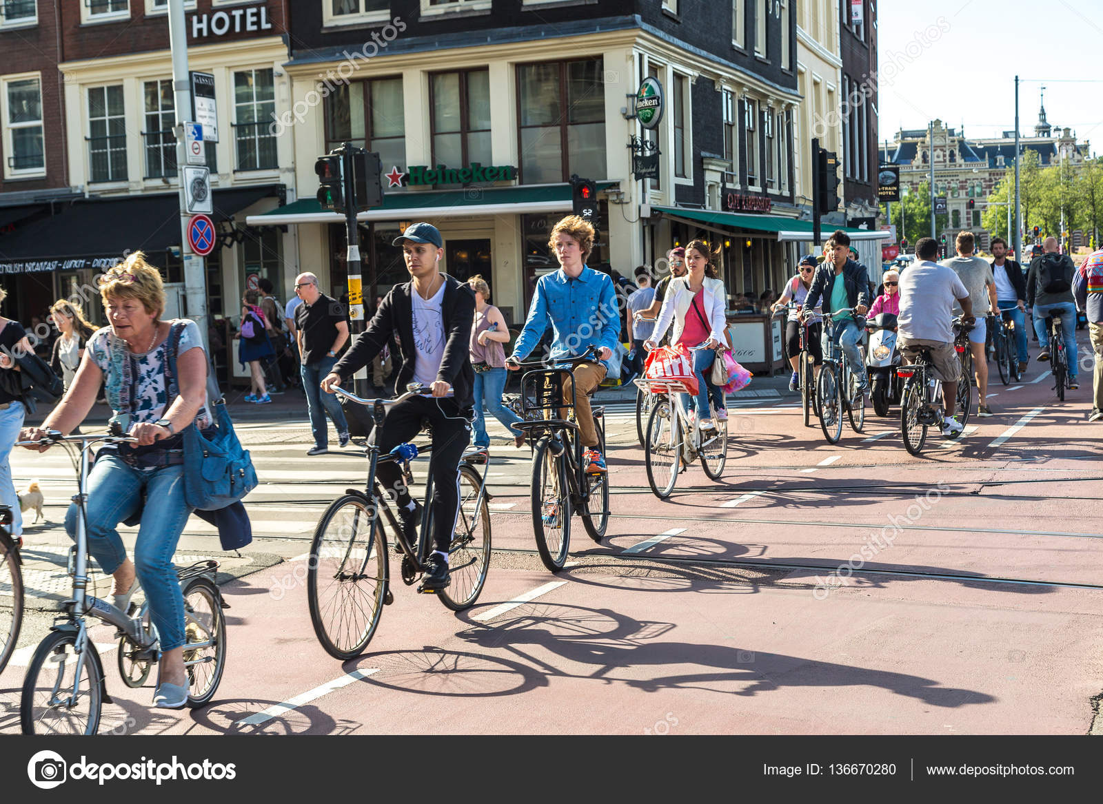 Personas montando bicicletas en Amsterdam — Foto editorial de
