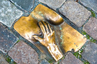 Meme heykel üzerinde el 