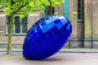 Mavi kalp heykel Delft