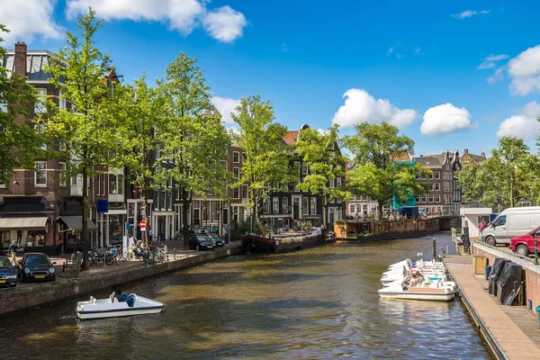 Вид на канал в Амстердаме — стоковое фото