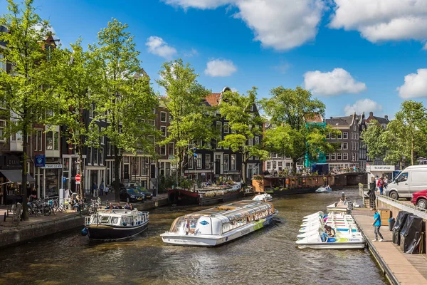 Boten op kanaal in amsterdam — Stockfoto