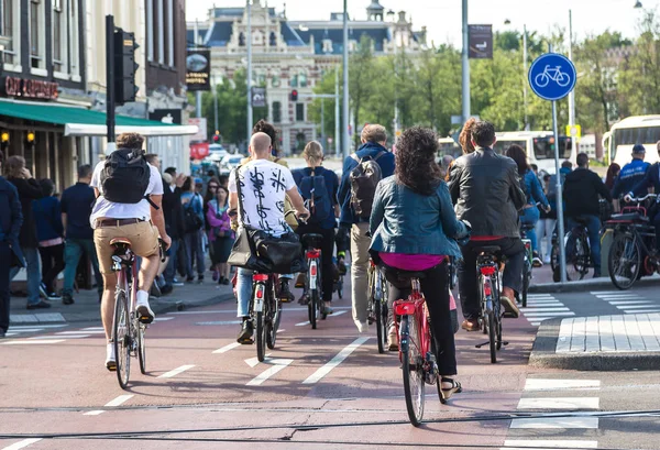 암스테르담에서 사람들이 타고 자전거 — 스톡 사진