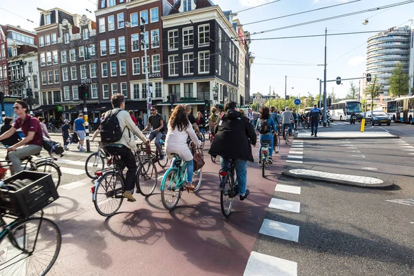 Pessoas andando de bicicleta em Amsterdã — Fotografia de Stock