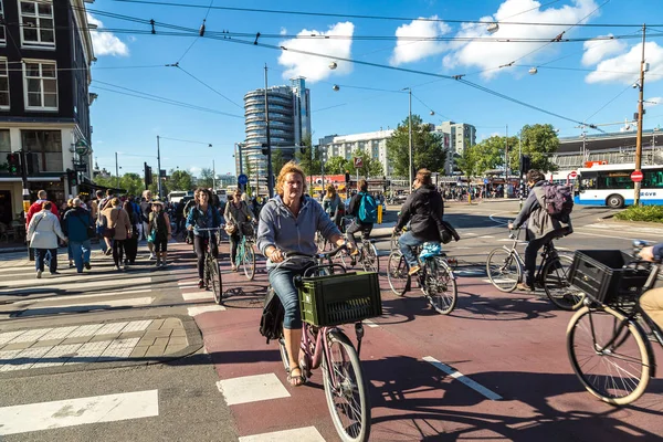 アムステルダムの人々 は自転車に乗って — ストック写真