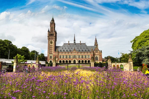 Гаагский дворец мира — стоковое фото
