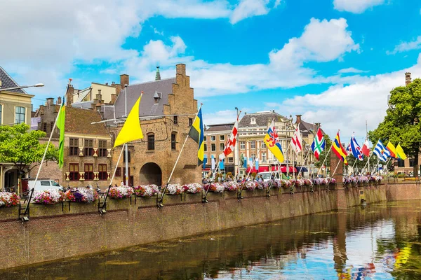 Lake Hofvijver met vlaggen in Den Haag — Stockfoto