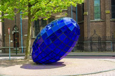 Mavi kalp heykel Delft