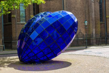 Mavi kalp heykel Delft