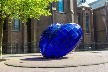 Mavi kalp heykel Delft