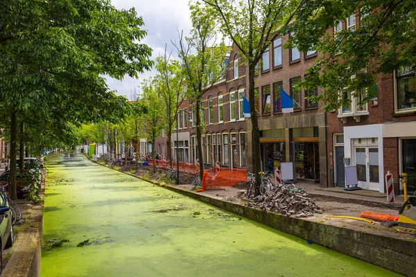 Kanalen i historiska delen av Delft — Stockfoto