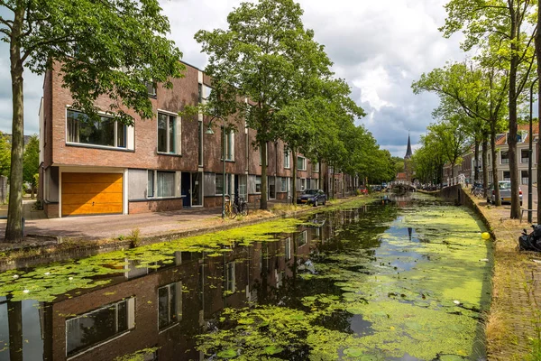 Kanalen i historiska delen av Delft — Stockfoto