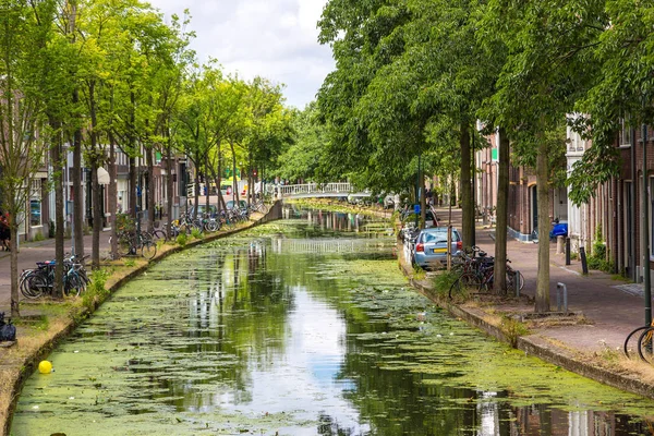 Canal na parte histórica de Delft — Fotografia de Stock