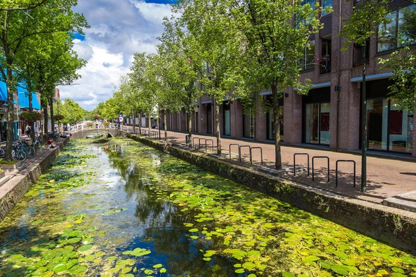 Kanalen i historiska delen av Delft — Stockfoto