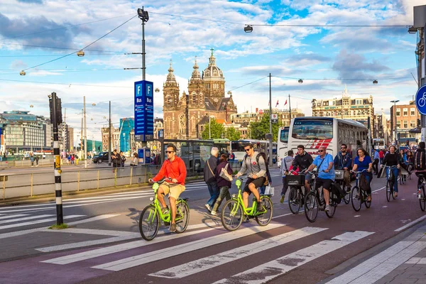 Pessoas andando de bicicleta em Amsterdã — Fotografia de Stock