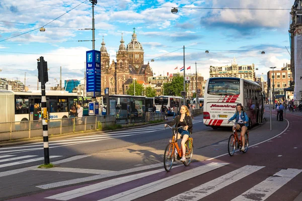 Pessoas andando de bicicleta em Amsterdã — Fotografia de Stock