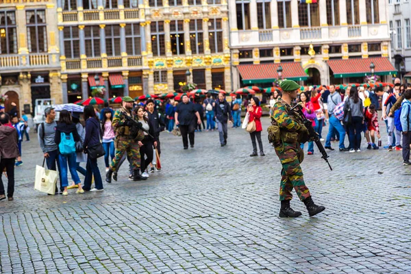 Ejército belga patrullando en Bruselas — Foto de Stock