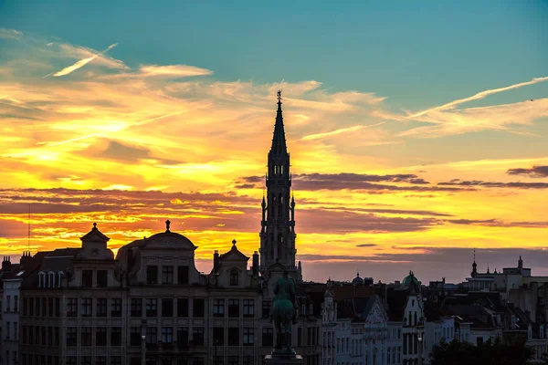 Stadsgezicht van Brussel bij avond — Stockfoto