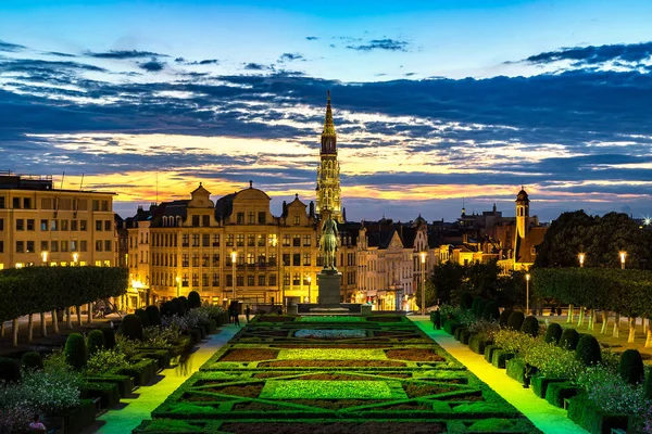 Stadsgezicht van Brussel bij avond — Stockfoto