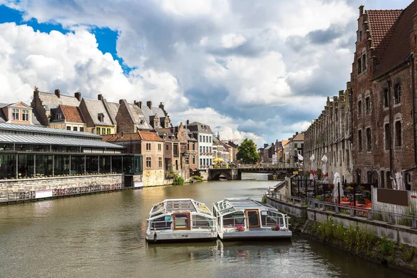 Canal dans la vieille ville de Gand — Photo