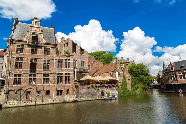 Gent eski kasabasında kanal