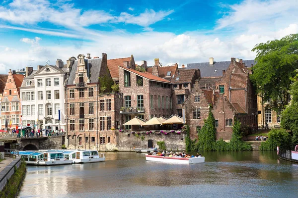 Gent eski kasabasında kanal