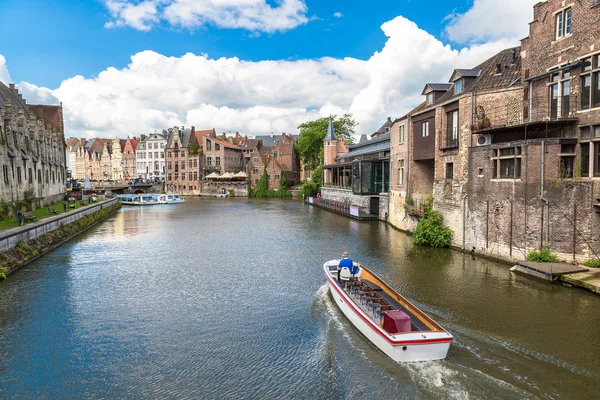 Canal dans la vieille ville de Gand — Photo