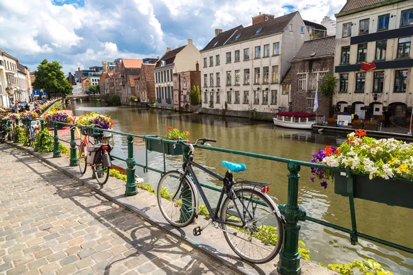 Велосипеды, припаркованные у канала — стоковое фото
