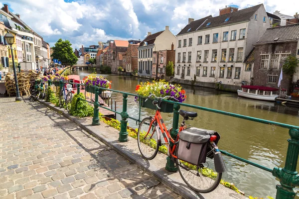 Fietsen geparkeerd door kanaal — Stockfoto