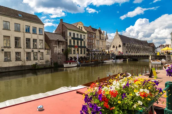 Gent eski kasabasında kanal