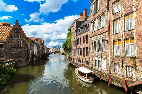 Gent eski kasabasında kanal