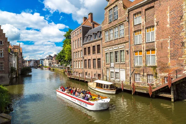 Canal dans la vieille ville de Gand — Photo