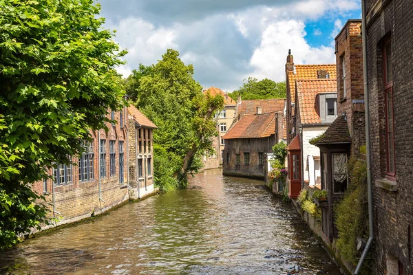 Hus langs kanalen i Bruges – stockfoto